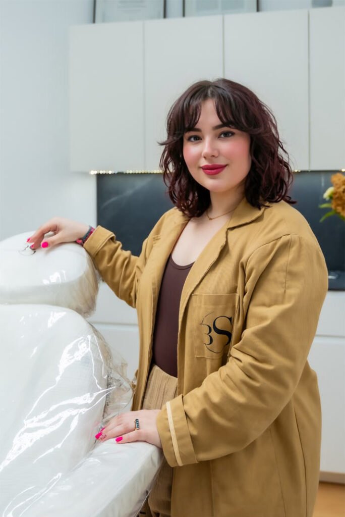 Alejandra Menéndez, especialista en micropigmentación estética y paramédica, en Clínica Beatriz Sellés